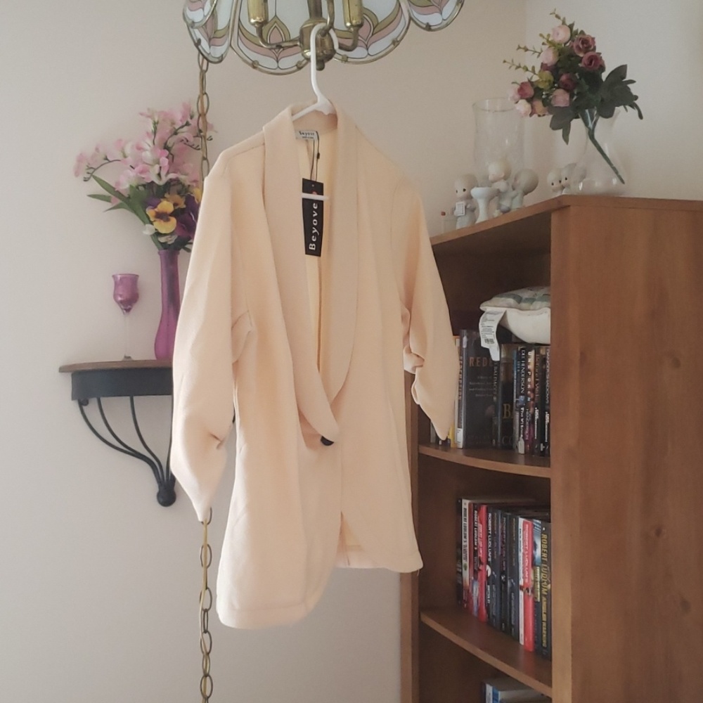 Never worn 3/4 sleeve blazer like jacket